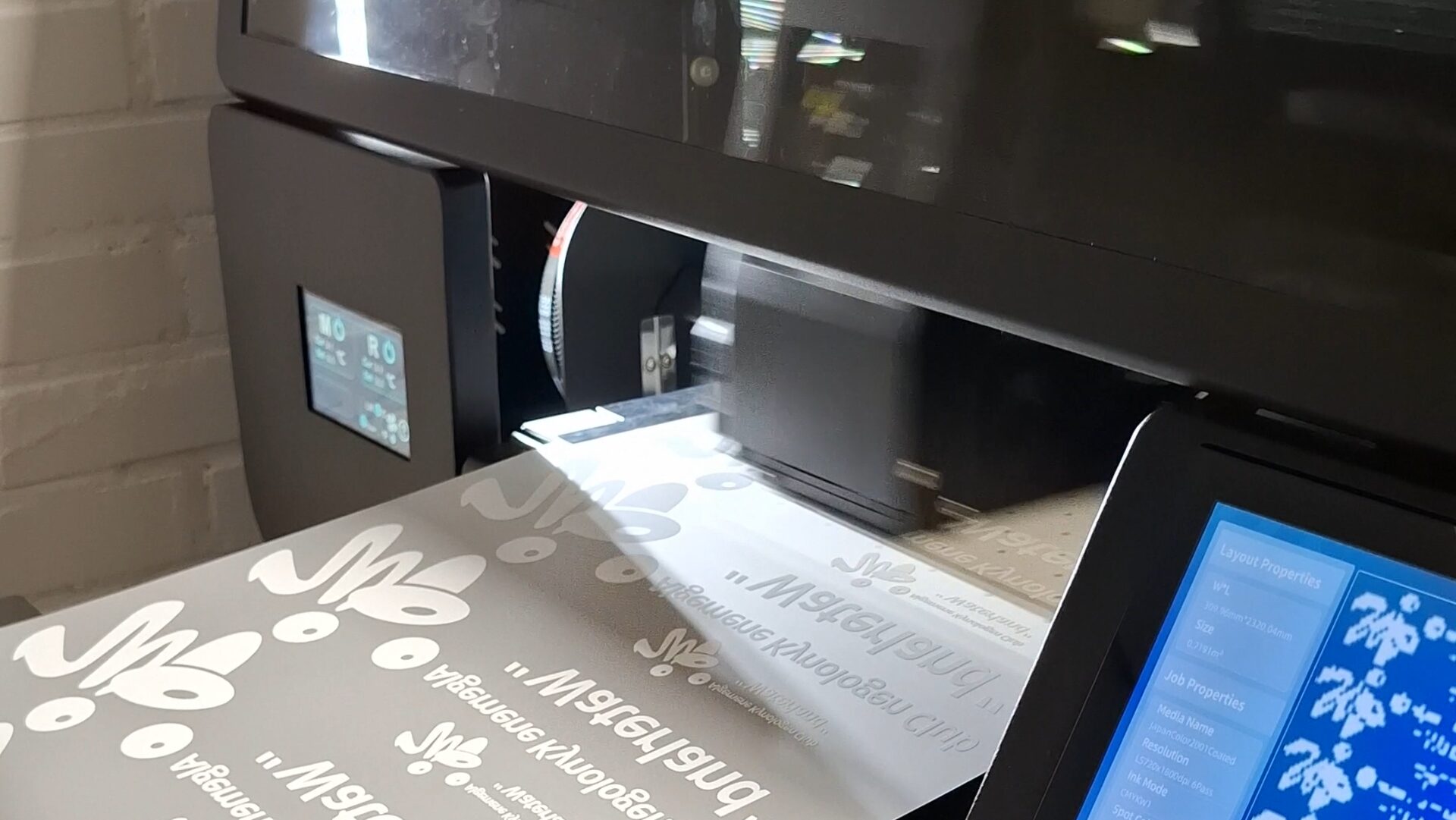 DTF-printer bedrukt een ontwerp in full colour bij BORDRUKT
