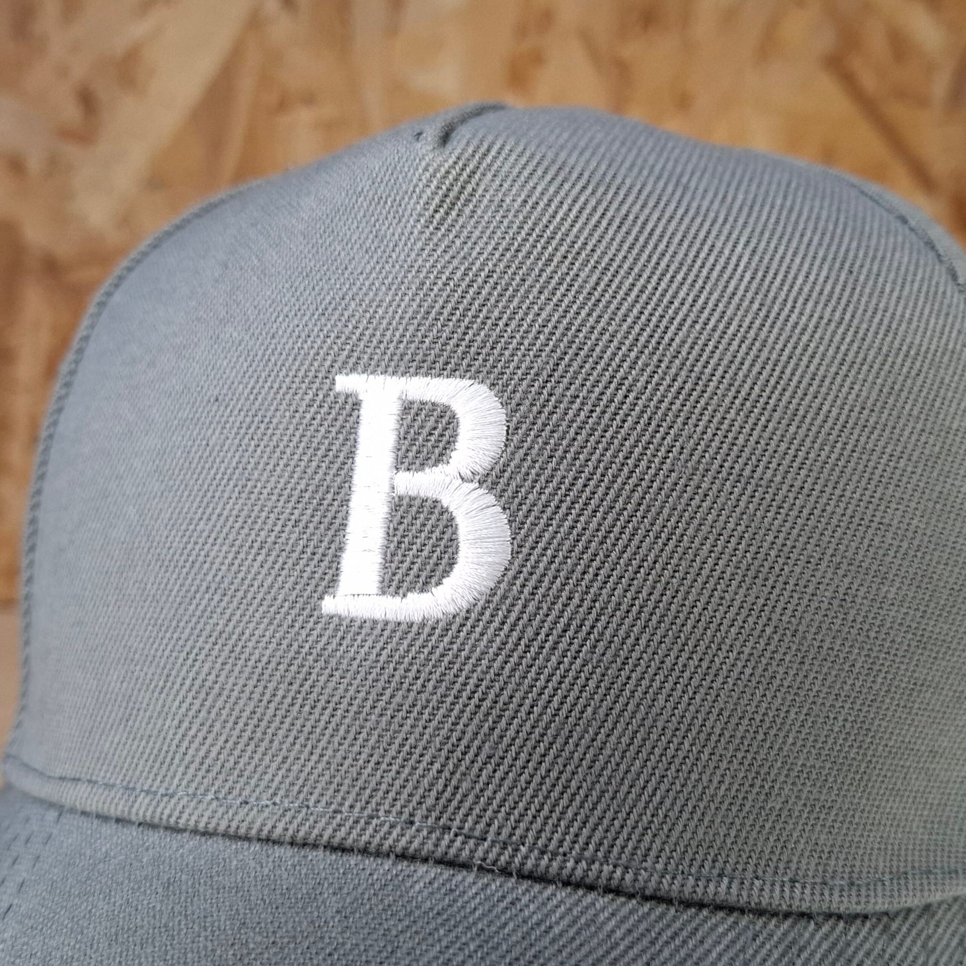 Borduurwerk op een cap