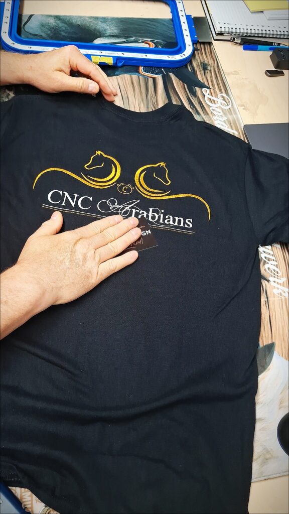 Geborduurd logo CNC Arabians op t-shirt